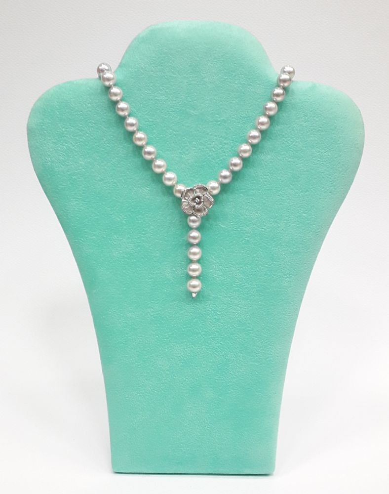 Gioielleria Mario Roggero | Collana in perle con chiusura in oro bianco e diamanti