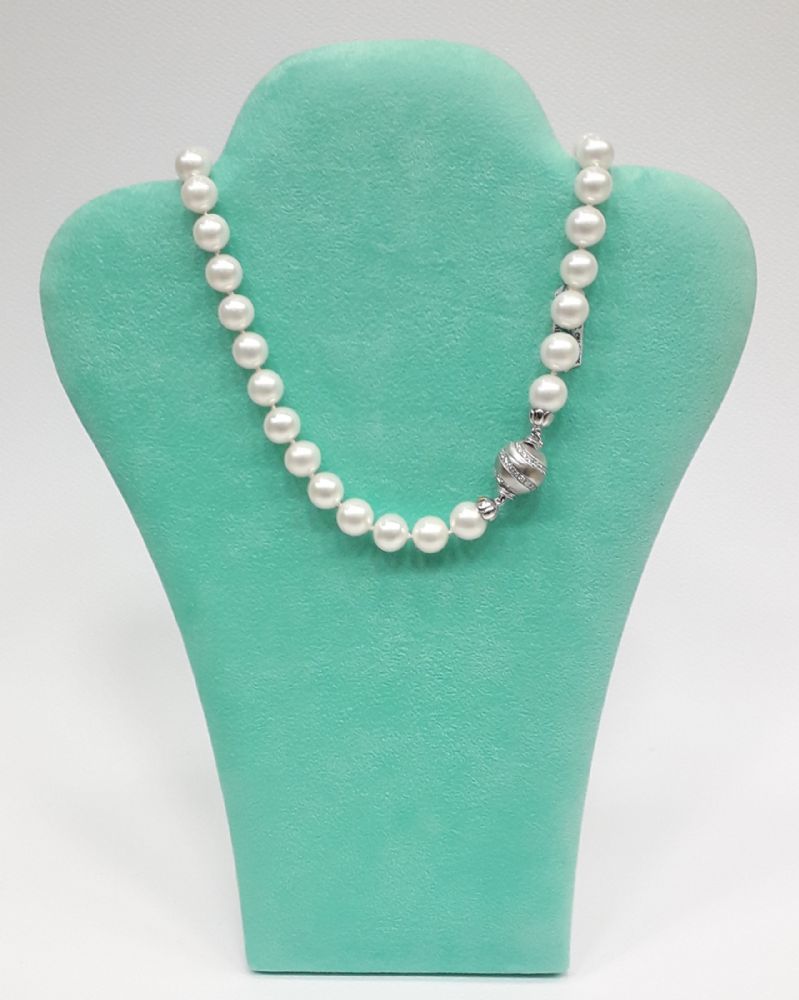 Gioielleria Mario Roggero | Collana in perle con chiusura in oro bianco e diamanti